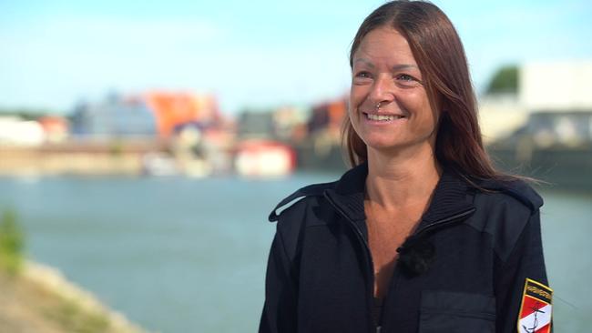 © ORF Junge Frau in Uniform im Hintergrund sieht man einen Fluss mit Gebäuden am Ufer