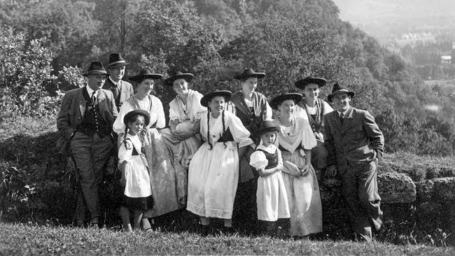 Trapp Kammerchor 1938 dahinter die Festung Hochensalzburg