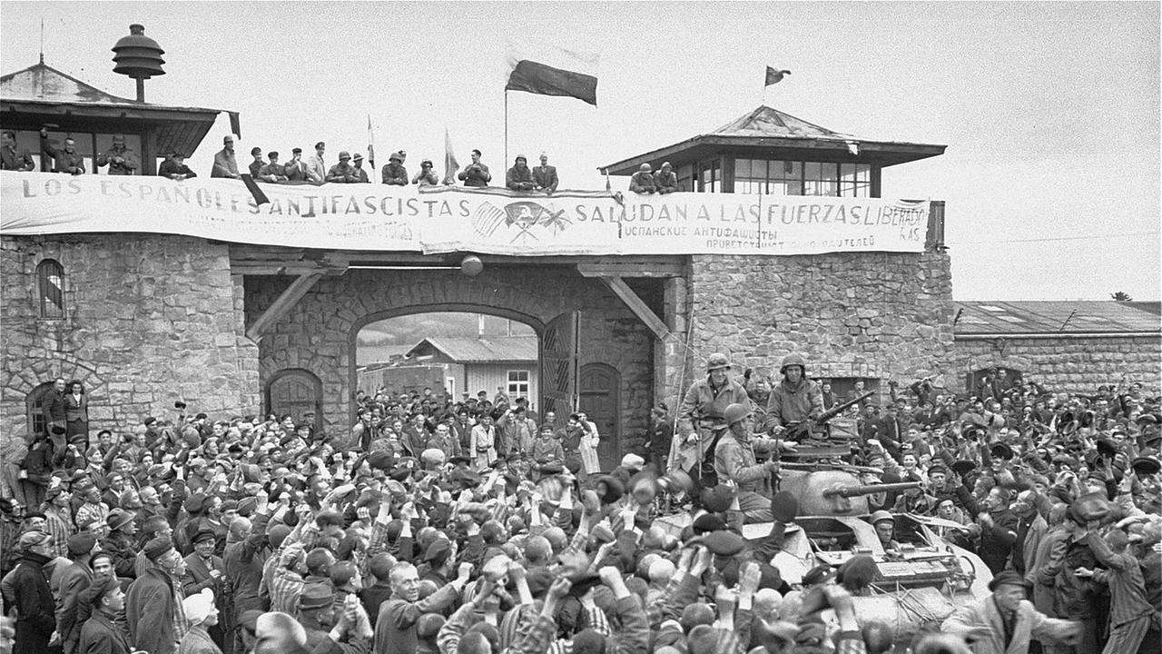 Nachgestellte Szene vom ersten Eintreffen der amerikanischen Soldaten in Mauthausen, vermutlich 7. Mai 1945