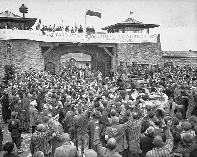 Nachgestellte Szene vom ersten Eintreffen der amerikanischen Soldaten in Mauthausen, vermutlich 7. Mai 1945