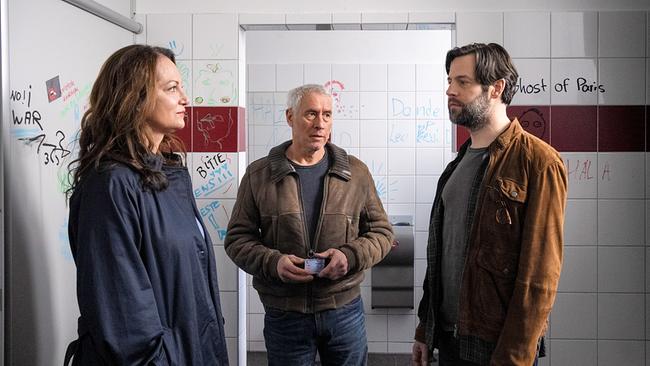 Jana Winter und Matthias Hamm befragen Dominiks Lehrer Gustav Mikkelsen.