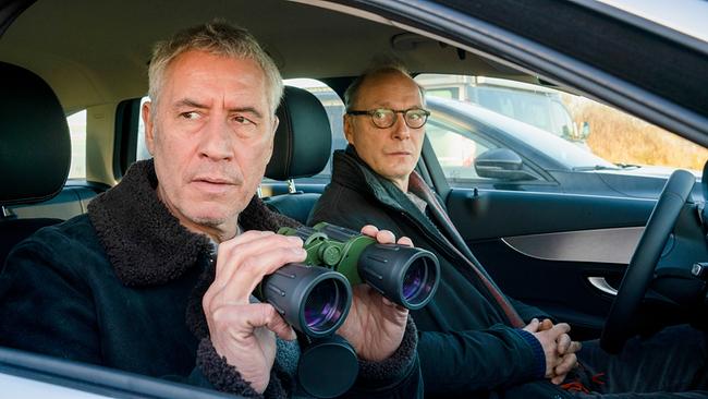 Im Bild: Matthias Hamm (Ralph Herforth, l.) und Arne Brauner (Martin Brambach, r.) sitzen zusammen im Auto und behalten Jana Winter im Auge.