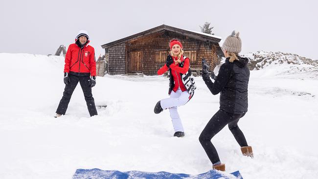 Armin Assinger und Silvia Schneider, Yoga im Schnee