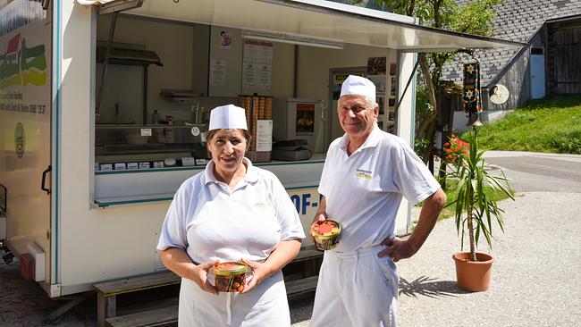 Sonja und Franz Feuchter, die Bauernhof-Eis-Macher von der Tauplitz vor ihrem mobilen Eisstandl.