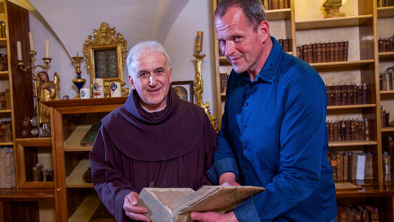Pater Bernard und Georg Pock in der Bibliothek des Klosters Sveta Trojica in Slowenien.