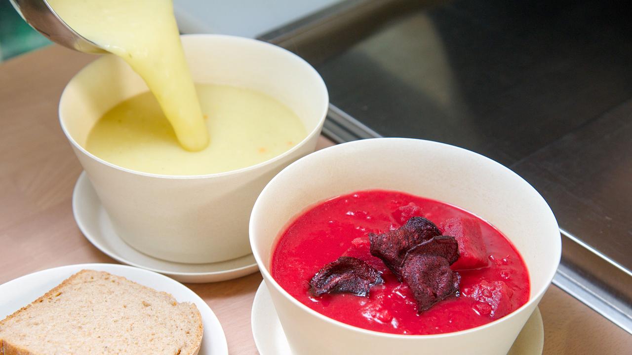 Zu Mittag im Supperiör: Rotes Rübenragout mit Zimt dazu Birnen-Zellersuppe.