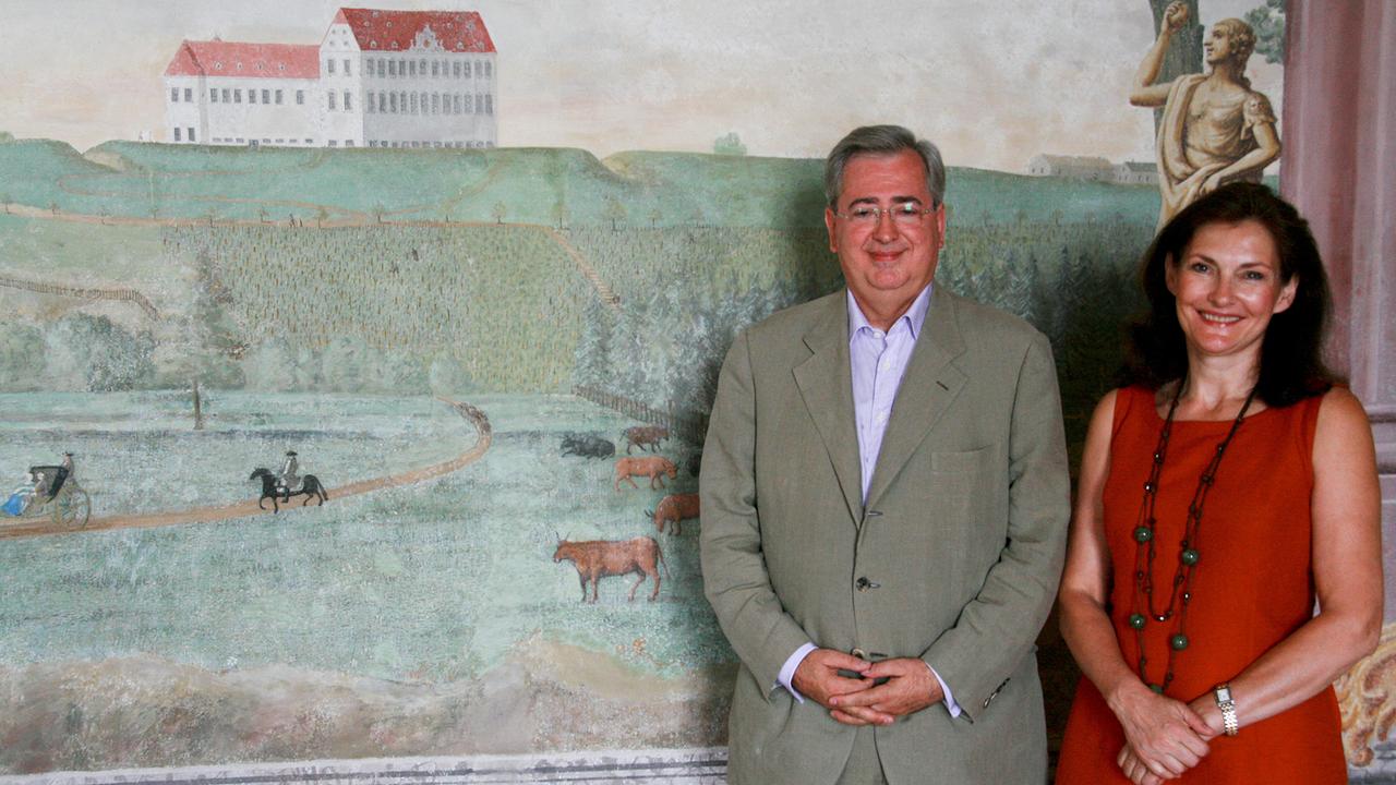 Schlossherr von Stetteldorf, der Unternehmer Georg Stradiot mit seiner Gefährtin.