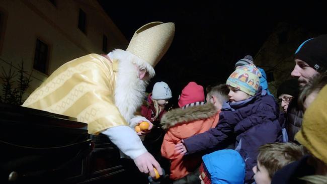 "Adventzeit - Traditionen und Bräuche in Österreich": Nikolo besucht Kinder.