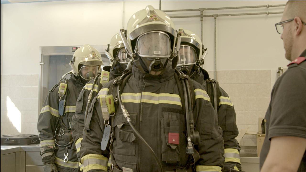 © ORF/filmdelights/Judith Zdesar Alarm_Feuerwehrleute in Schutzanzügen
