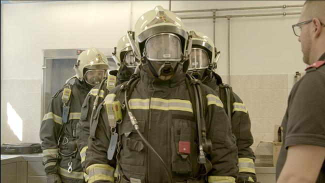 © ORF/filmdelights/Judith Zdesar Alarm_Feuerwehrleute in Schutzanzügen