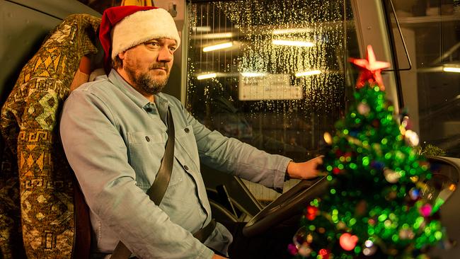 Busfahrer Robert fährt die Weihnachtsfahrt traditionell mit Santa-Claus-Mütze.