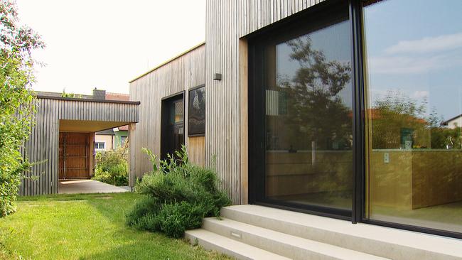 modernes Holzhaus mit viel Glas