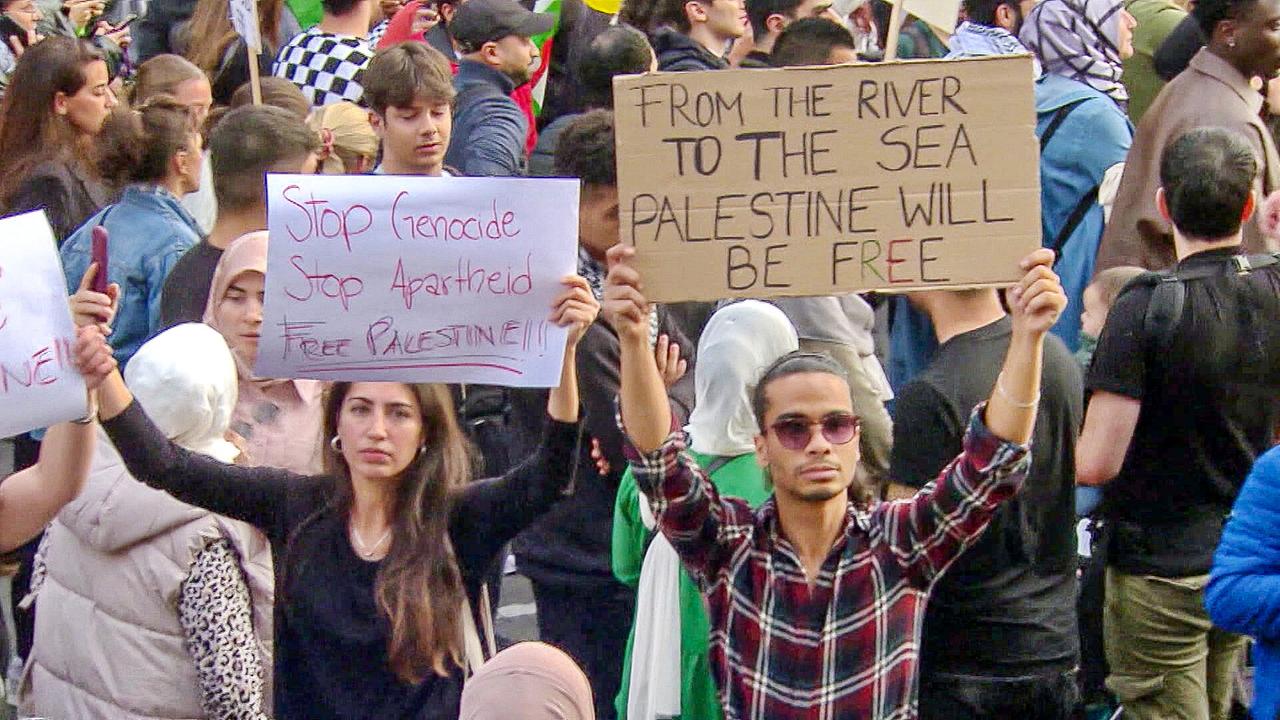© ORF Menschen halten Schildern für Freiheit Palästinas bei einer Demonstration 2023