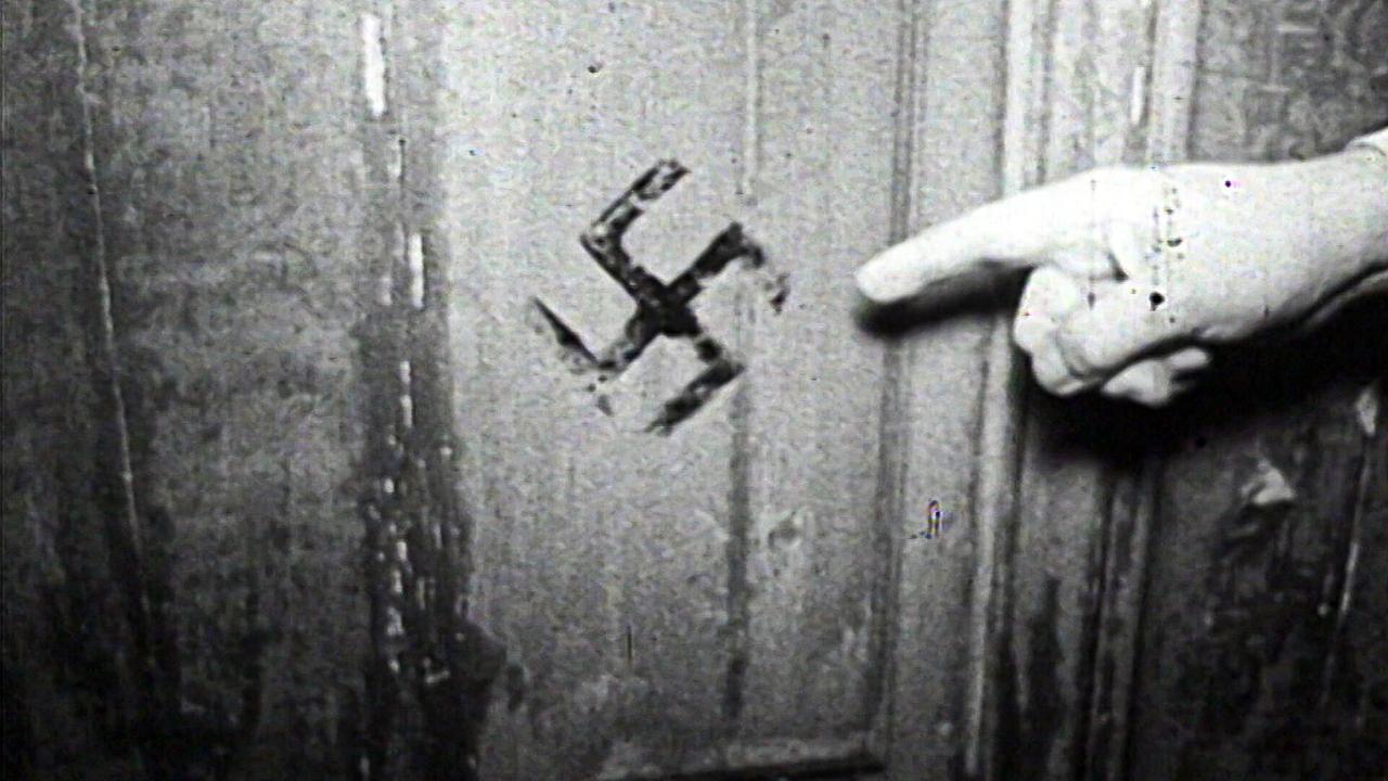 © ORF Antisemitische Schmier-Aktion an der Villa Bruno Kreiskys 1960: Hand zeigt auf ein gezeichnetes Hakenkreuz an einer Tür