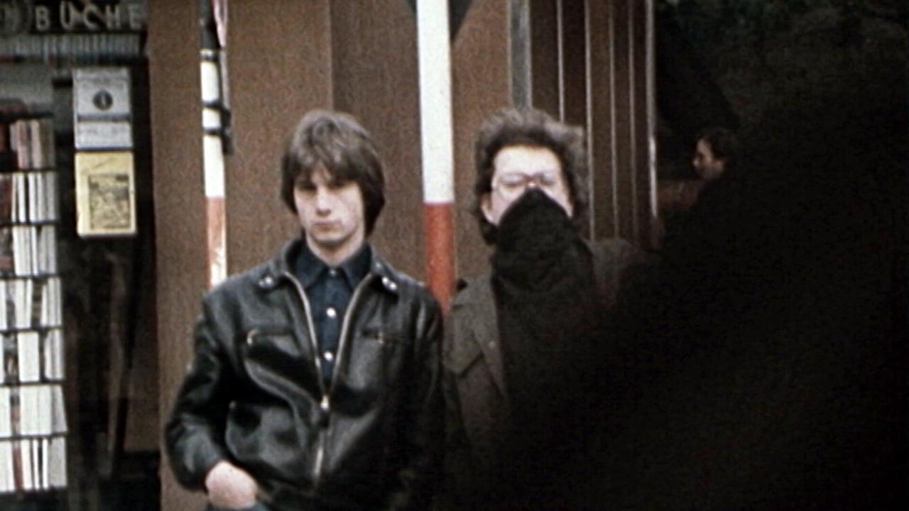 © ORF Rechtsextreme ANR-Anhänger 1977 stehen vor einem Gebäude