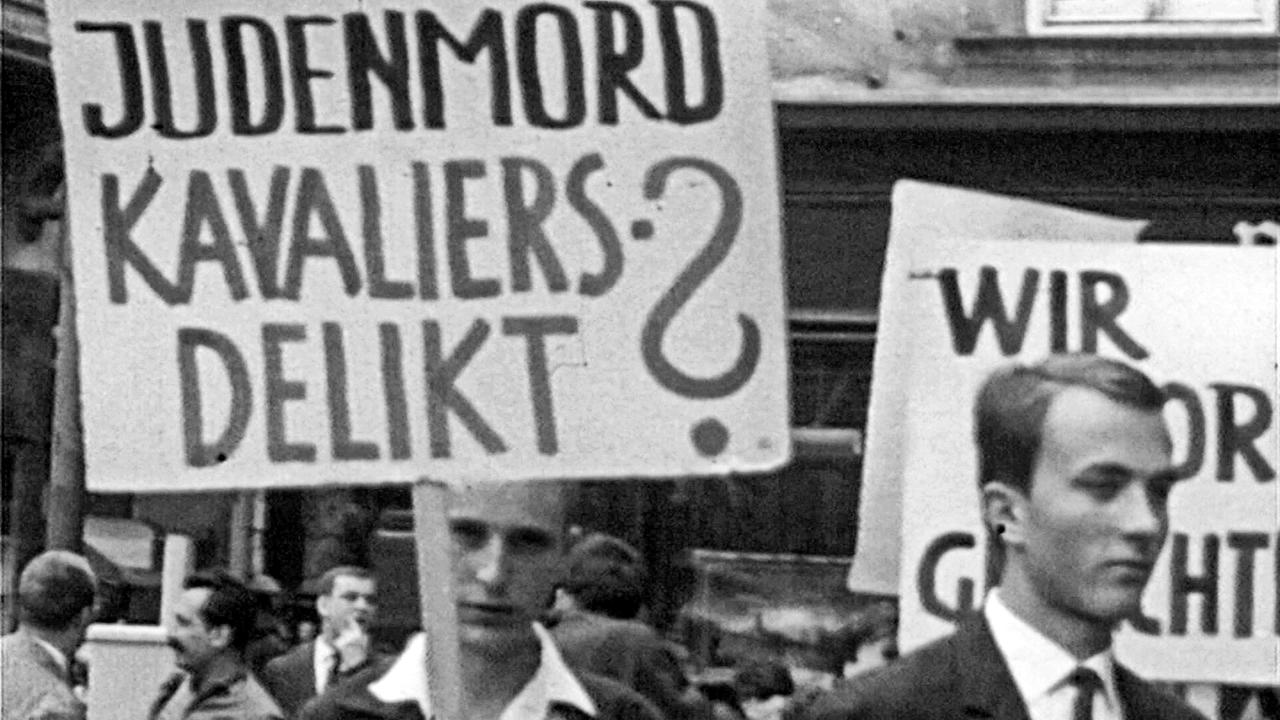 © ORF Proteste nach dem Freispruch Franz Murers 1963 mit Schild „Judenmord Kavaliersdelikt?“.