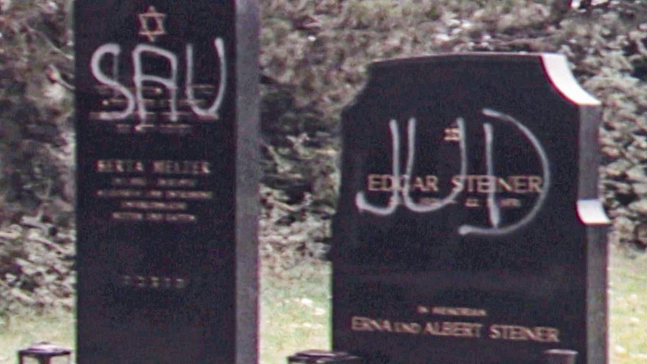 © ORF Jüdische Grabsteine mit antisemitischen Schmierereien am Wiener Zentralfriedhof 1980