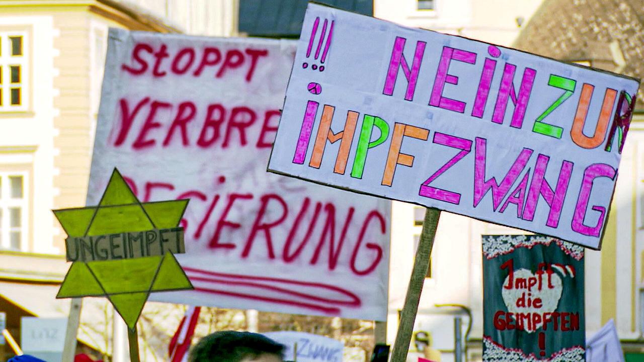 © ORF Schilder bei der Corona-Demo 2021 mit Parolen gegen Impfpflicht