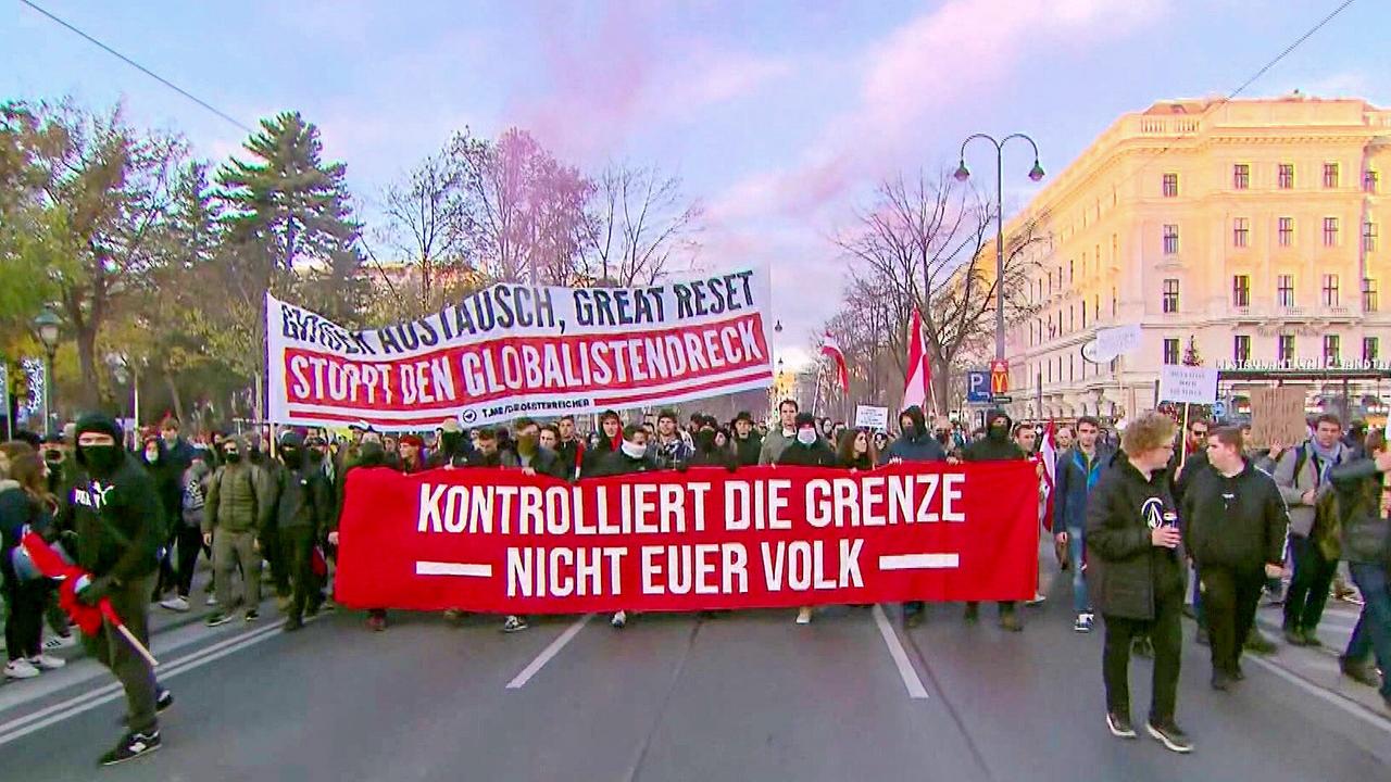 © ORF Demonstrationszug mit Bannern und Transparenten zu politischen Forderungen.