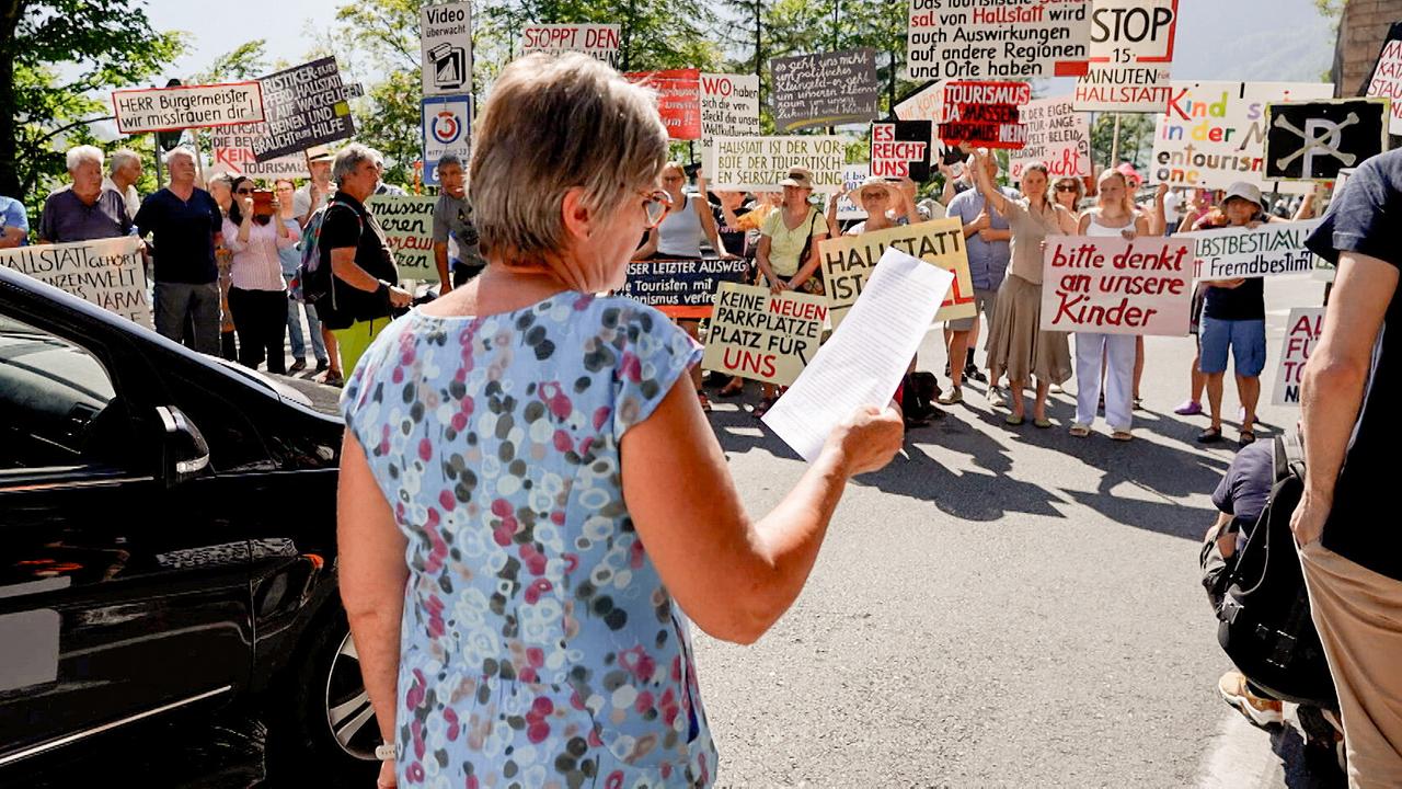 Am Schauplatz: Die Hallstätter haben Ende August 2024 die Einfahrtsstraße nach Hallstatt blockiert um auf das Problem des Massentourismus aufmerksam zu machen.