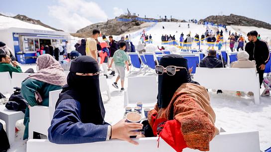 Am Schauplatz: Ein Ausflug auf den Gletscher des Kitzsteinhorns ist das beliebteste Ausflugsziel für Gäste aus den Golfstaaten. Für viele Araber:innen ist es der erste Schnee ihres Lebens. In Saudi-Arabien bestehen 95% des Landes aus Wüste. Es ist so heiß, dass sich das Leben in den Sommermonaten ausschließlich in klimatisierten Innenräumen abspielt.