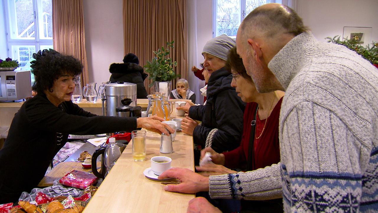 Am Schauplatz: Ehrenamtliche Helferin im Winterquartier der Caritas