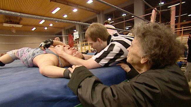 © ORF Am Schauplatz: Oma Abraham feuert leidenschaftlich ihren Enkel Roman beim Catchen an. Er zählt bereits zu den besten österreichischen Nachwuchswrestlern.
