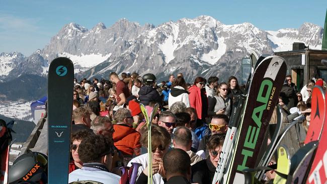 Am Schauplatz:  In der Hochsaison kommen bis zu 25 Tausend Menschen täglich ins Skigebiet nach Schladming.