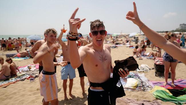 Am Schauplatz: Der öffentliche Strand in Lignano Sabbiadoro wird über Pfingsten zur Partyhochburg.