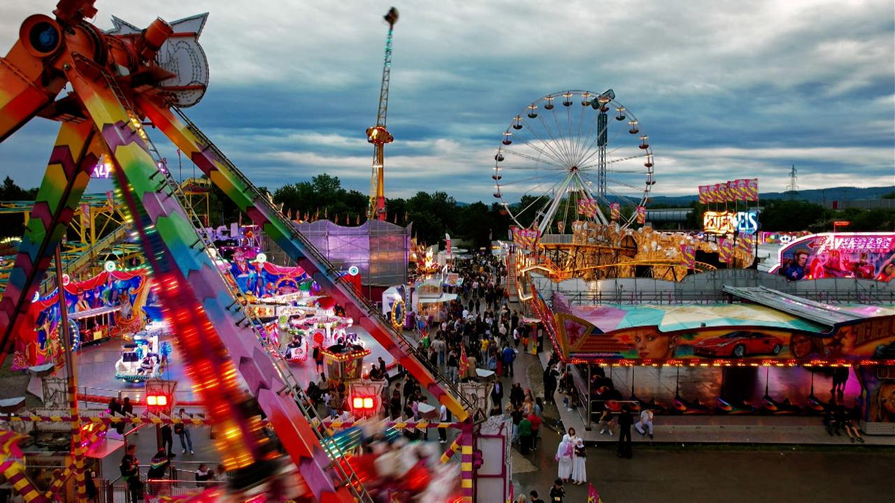 © ORF Am Schauplatz: St. Pöltner Volksfest 2025: Tausende Menschen sind auch heuer zu Pfingsten wieder auf das St- Pöltner Volksfest gekommen und haben sich am VAZ Freizeitgelände vergnügt. Der Rummelplatz mit unzähligen Fahrgeschäften war von 11 Uhr vormittags bis 2 Uhr früh geöffnet. Das Geschäft ging gut, sagten die Schausteller – trotz schlechtem Wetter.