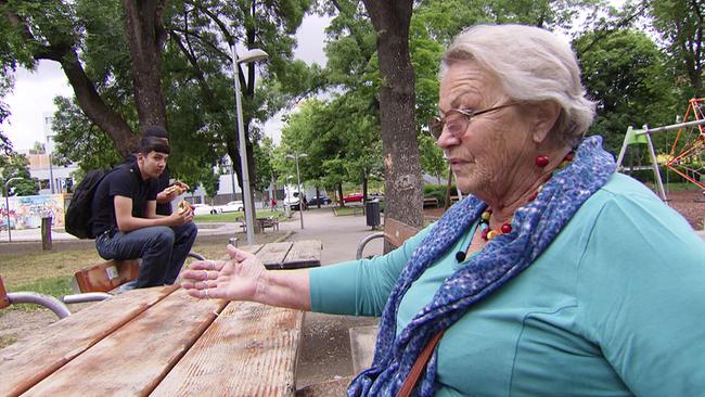 Am Schauplatz: Frau Annemarie lebt seit Jahrzehnten im Gemeindebau und beobachtet die gesellschaftliche Entwicklung. Sie würde oft gerne plaudern, aber die Ausländer verstehen kein Deutsch, klagt sie.
