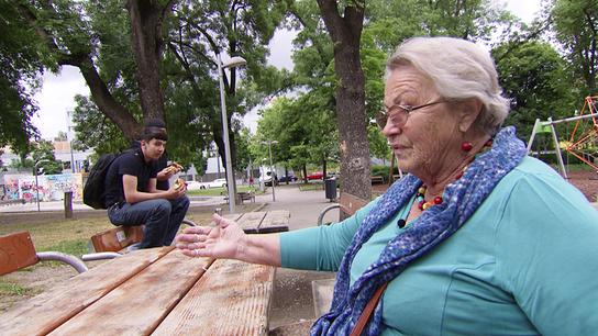 Am Schauplatz: Frau Annemarie lebt seit Jahrzehnten im Gemeindebau und beobachtet die gesellschaftliche Entwicklung. Sie würde oft gerne plaudern, aber die Ausländer verstehen kein Deutsch, klagt sie.