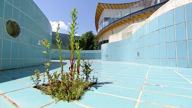 Am Schauplatz: Die Gemeinde Axams (Tirol) konnte sich die Sanierung des Hallenbades nicht mehr leisten. Jetzt soll mit der finanziellen Hilfe umliegender Gemeinden ein neues Bad errichtet werden.