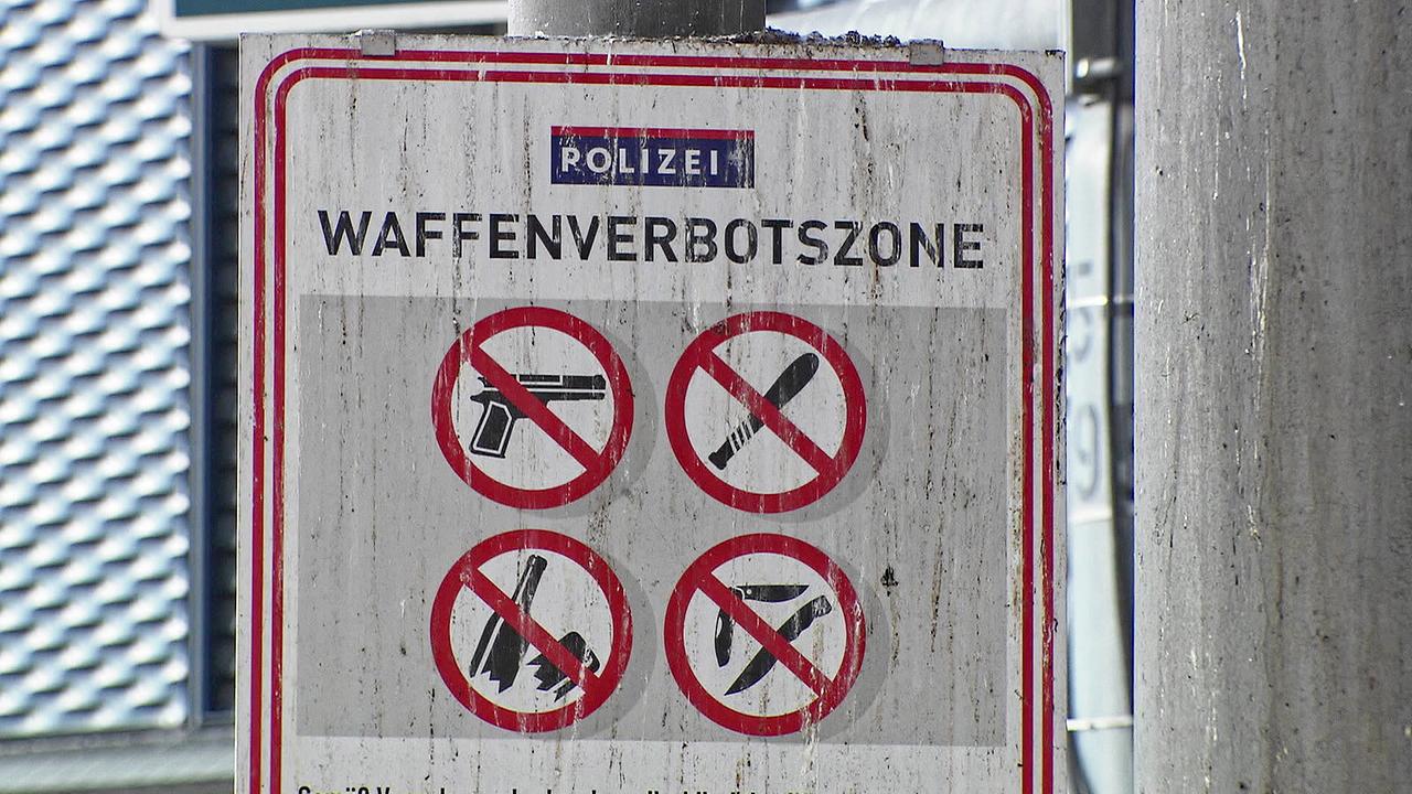 © ORF Schild "Waffenverbotszone" am Bahnhof Wien Nord, Praterstern