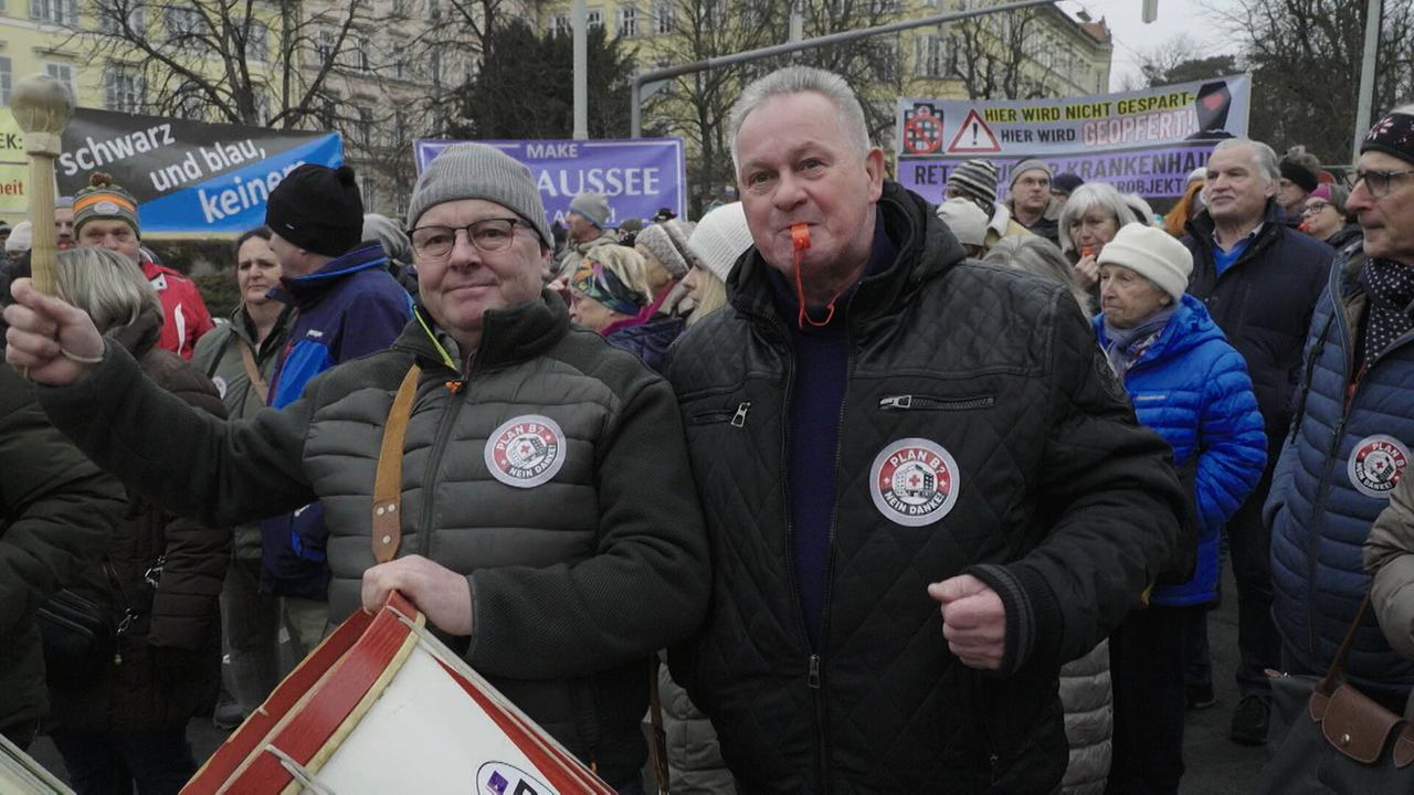 In der steirischen Landeshauptstadt Graz demonstriert die Bad Ausseer Bevölkerung für den Erhalt ihres Krankenhauses.