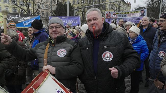 In der steirischen Landeshauptstadt Graz demonstriert die Bad Ausseer Bevölkerung für den Erhalt ihres Krankenhauses.