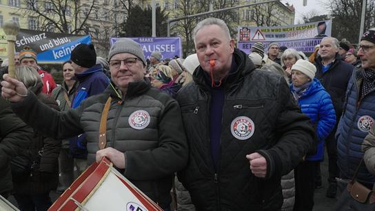 In der steirischen Landeshauptstadt Graz demonstriert die Bad Ausseer Bevölkerung für den Erhalt ihres Krankenhauses.
