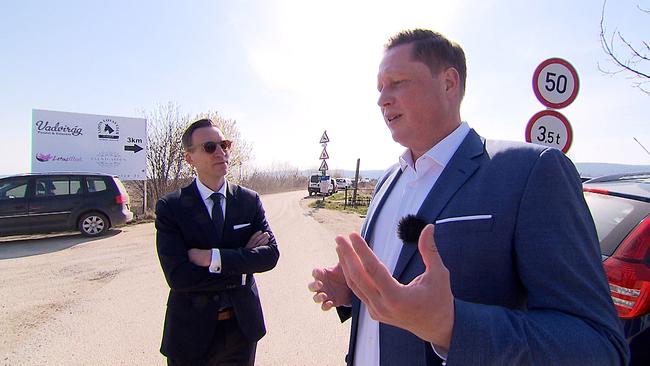 © ORF Der Bürgermeister und sein Anwalt stehen an einer Landstraße im Freien bei Schattendorf.