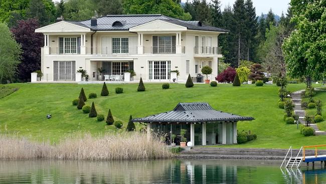Eine elegante Villa mit gepflegtem Garten und Bootshaus liegt direkt am Wörthersee in Walterskirchen.