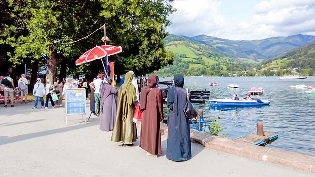 © ORF Arabische Gäste stehen am Ufer am Zeller See.