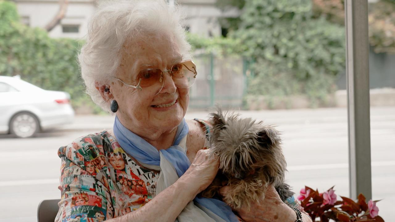 Frau Gerda, 95 Jahre, sitzt mit ihrem Hund Lena in einem Wintergarten. Sie vermacht ihr gesamtes Vermögen dem Tierschutz.