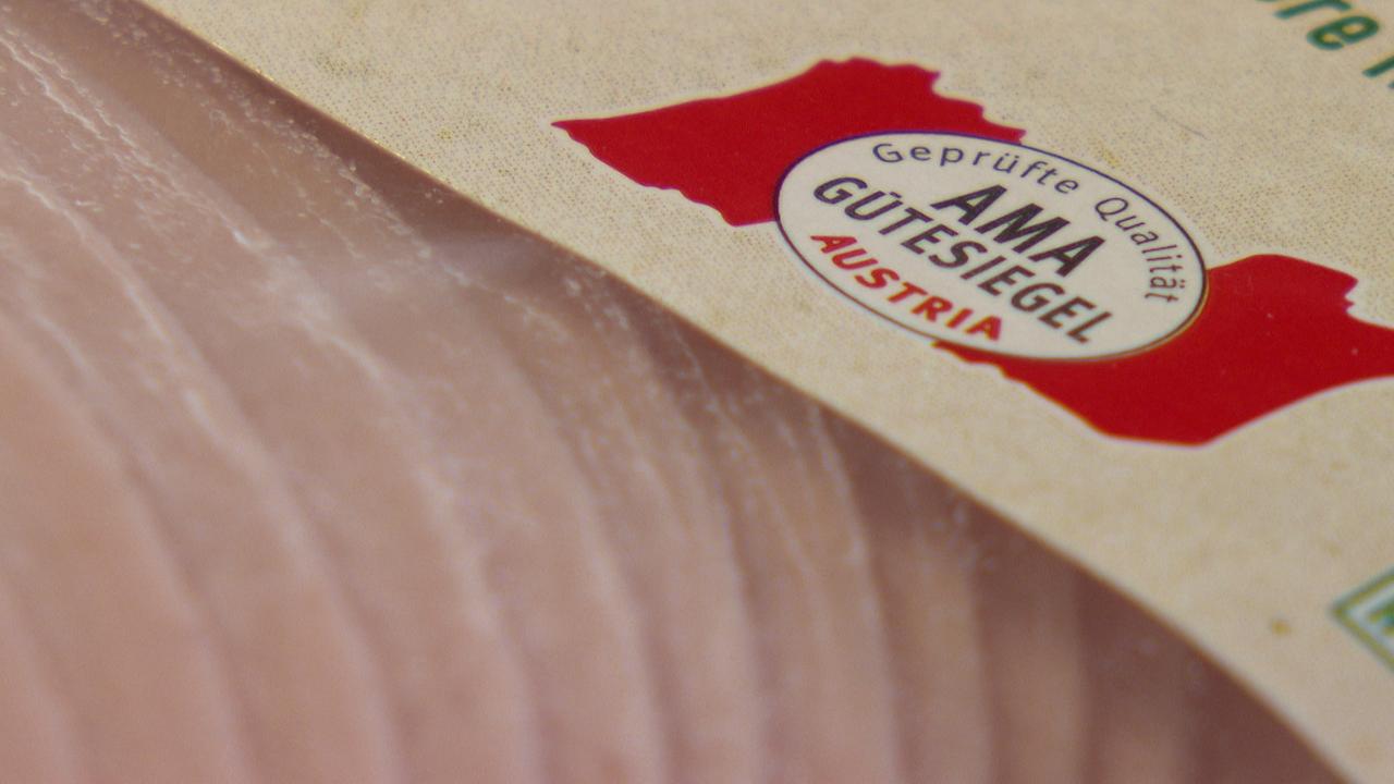 © ORF Am Bild ist das rot-weiß-rote Gütesiegel der Firma AMA. Es ist auf dem Etikett einer Fleischpackung.