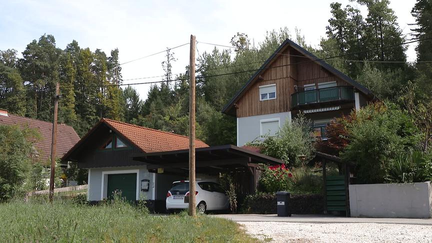 Am Bild ist ein Einfamilienhaus zu sehen mit einer Garage und einem Carport im Vordergrund.