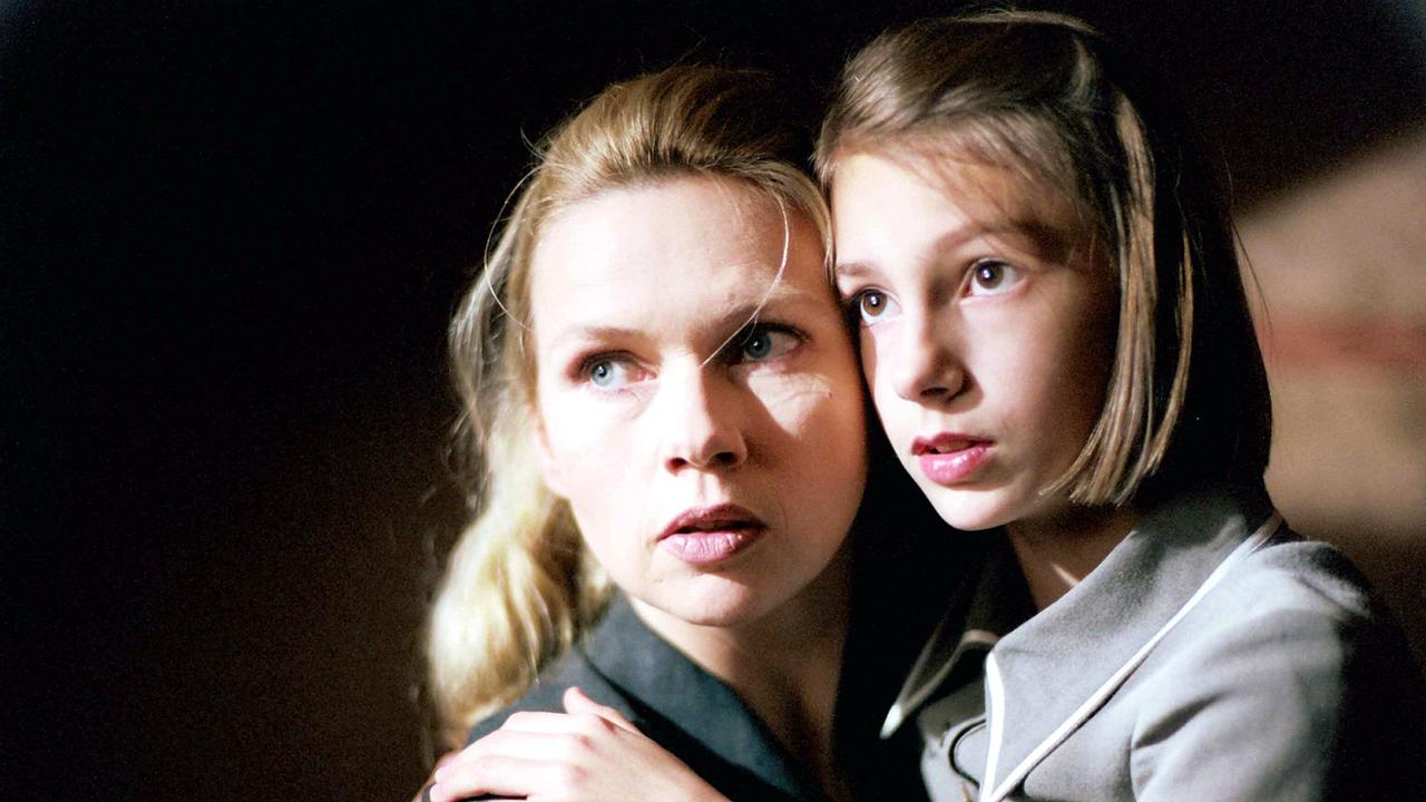 Anna Schweighofer hält Franziska Goldberg umarmend in einer dunklen Umgebung.