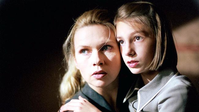 Anna Schweighofer hält Franziska Goldberg umarmend in einer dunklen Umgebung.