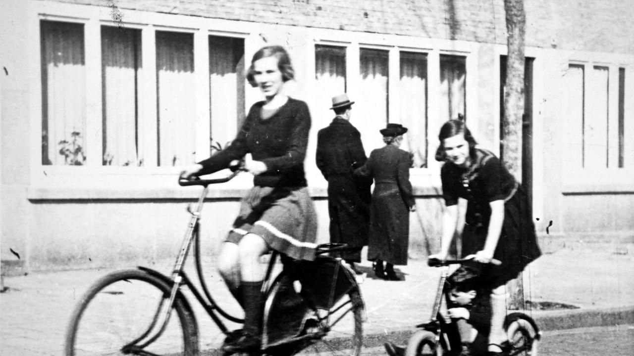 Eva Geiringer fährt auf einem Fahrrad in Amsterdam, 1940