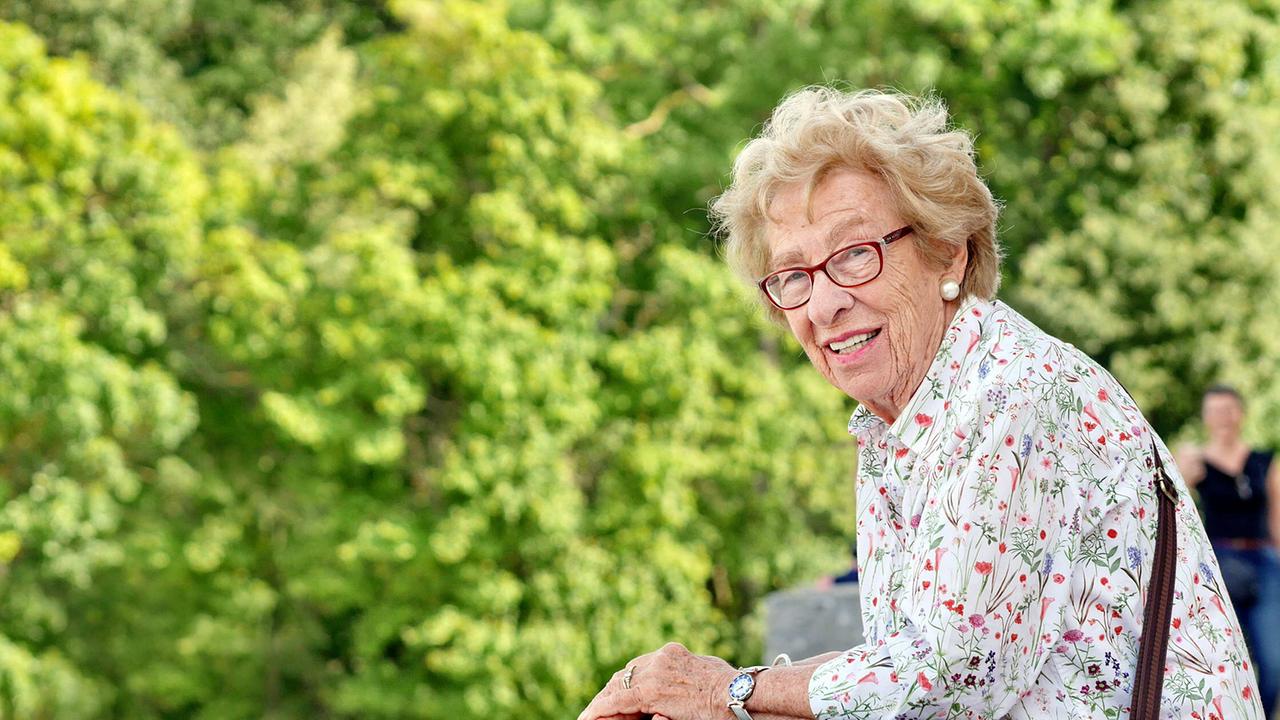 Nahaufnahme von Eva Schloss bei Dreharbeiten im Schlosspark Schönbrunn