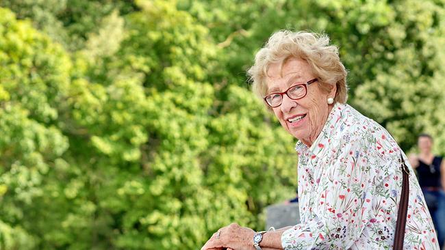 Nahaufnahme von Eva Schloss bei Dreharbeiten im Schlosspark Schönbrunn