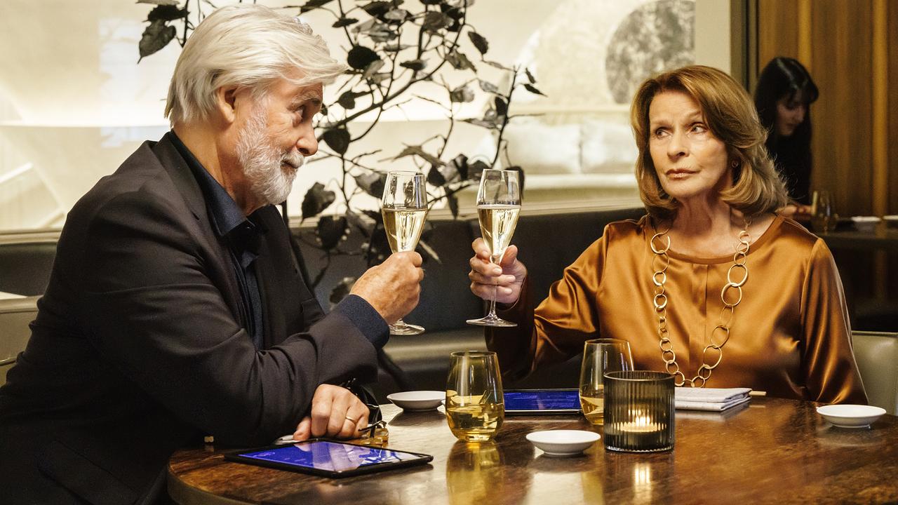 © ORF/ZDF/Hendrik Heiden Charlotte Kler (Senta Berger, r.) hatte sich den Neuanfang in München anders vorgestellt. Wird ihr Mann Walter (Peter Simonischek, l.) sich ab jetzt an ihre Abmachungen halten?