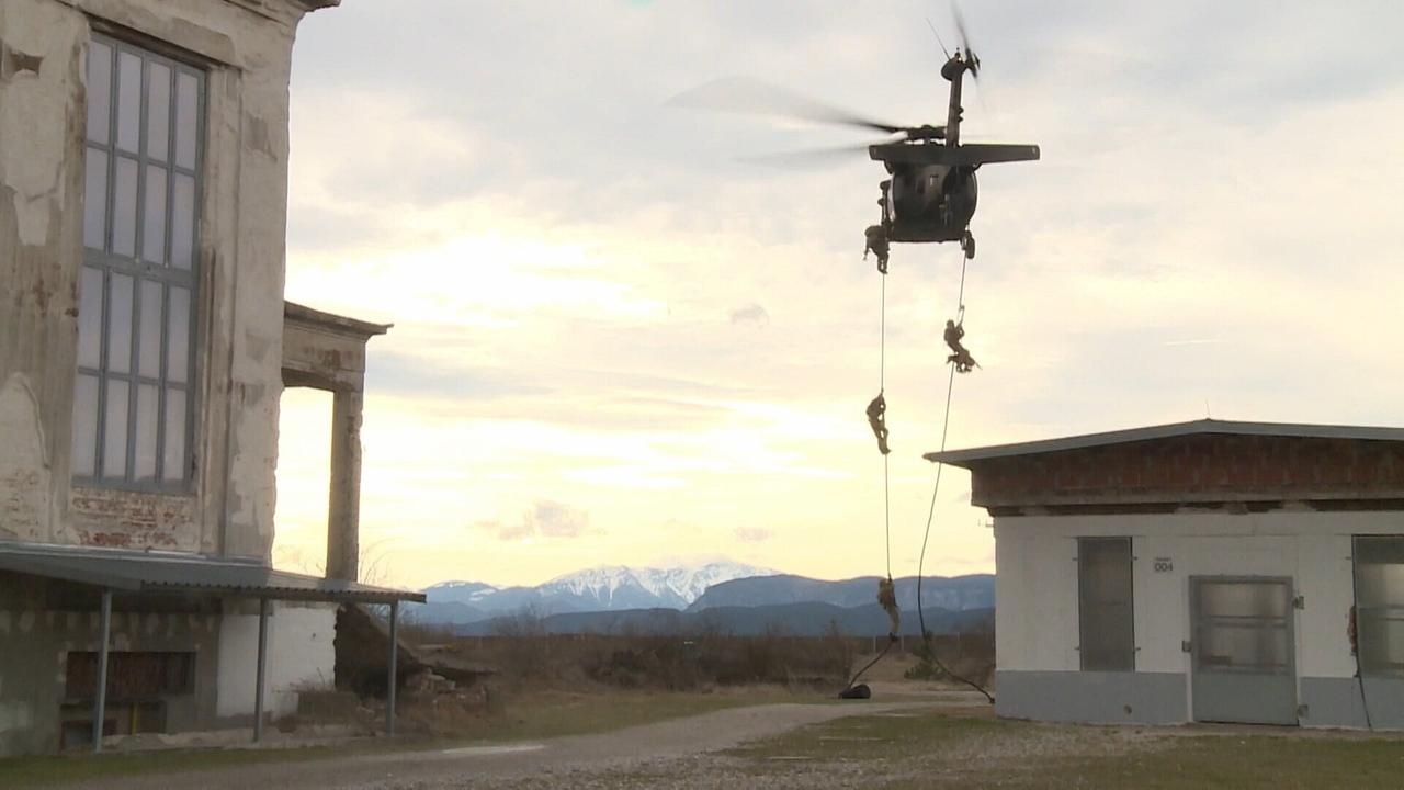 © ORF/HBF Heeresbild- und Filmstelle "Armee am Prüfstand – Österreich und sein Bundesheer": Übung Abseilen Helikopter